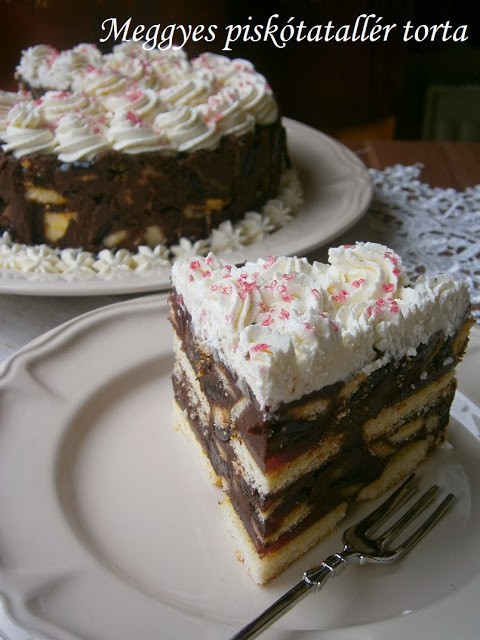 Meggyes piskótatallér torta