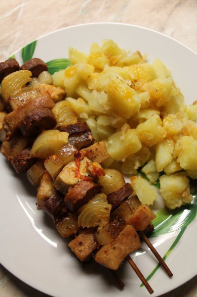 Rablóhús hagymás tört krumplival