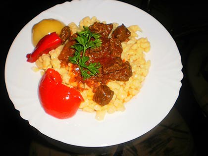 Marhapörkölt, nokedli