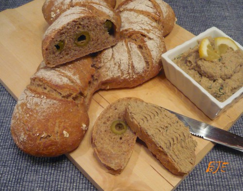 Olajbogyós gyökérkenyér, kapros szardiniakrémmel.
