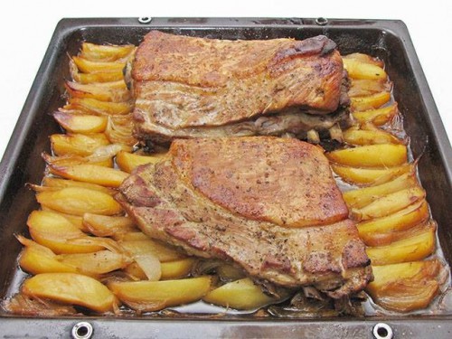 Mézes mustáros oldalas hagymás krumpli ágyon