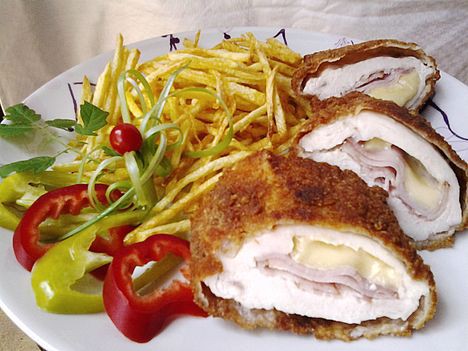 Mozzarellával és főtt füstölt tarjával töltött csirk