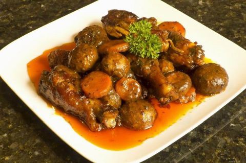 Vörösboros kakas (coq au vin)