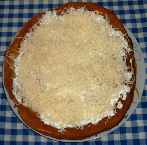 Sajtos-tejfölös lángos.