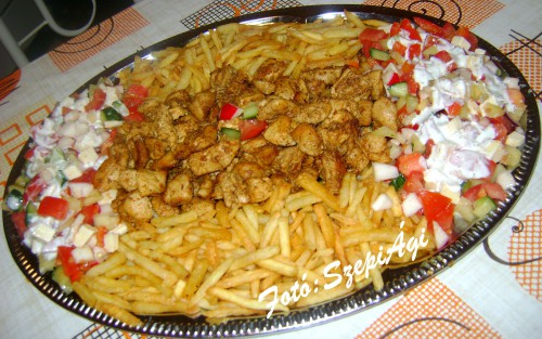 Házi gyros, roppanós, friss zöldségekkel, öntettel é