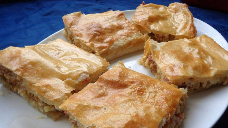 Hagymás lepény sajttal, bacon szalonnával