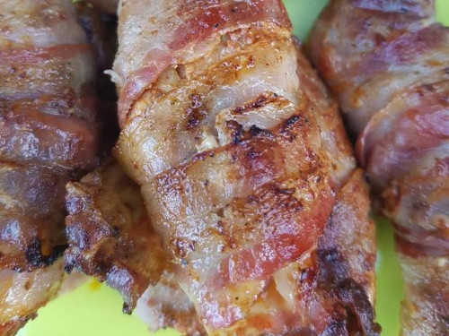 Roston sült csirkemell, baconbe tekerve