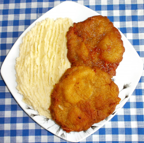 Darálthúsos-sajtos rántott szelet, burg. pürével.